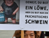 ◁ El simio de la Casa Lila ▷ Der Affe aus dem lilernen Haus