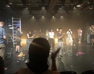 ◁ ¡Buenas! ¿Se puede? ▷ Guten Abend. Darf ich?