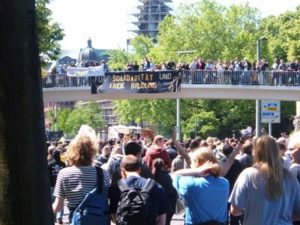 Stephansplatz Educación libre y solidaridad / Solidarität und freie Bildung. El lema enfrenta la lógica de la economía privada. La marcha llega a Stephansplatz / Das Motto richtet sich gegen die Logik der Privatwirtschaft. Der Zug erreicht Stephansplatz