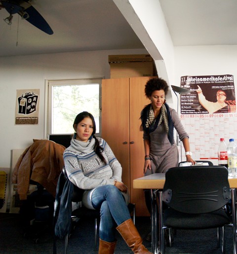 Dos mujeres de la mesa directiva del IJEL en su oficina en Sternschanze | Zwei Frauen aus dem Vorstand des IJEL im Büro des Vereins in Sternschanze.