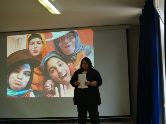Ihre Diskriminationserfahrung als Schulerin als Gedicht vorgetragen