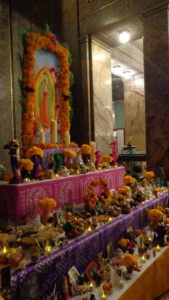 El altar de cuatro niveles | Der vierstufige Altar