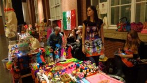 Jóvenes alemano-mexicanas en un puesto de artesanías Junge deutsch-mexikanerinnen an einem Handwerksstand