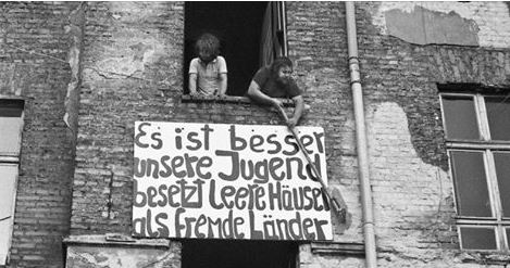 Banner an einer Hauswand: Es ist besser, unsere Junged besetzt leerstehende Häuser, und nicht fremde Länder