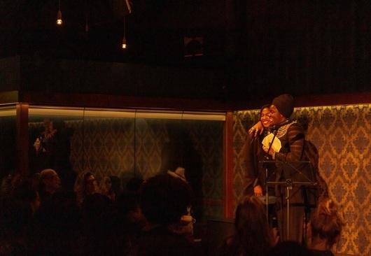 Dos activistas negro en el escenario Zwei schwarze Aktivistinnen auf der Bühne