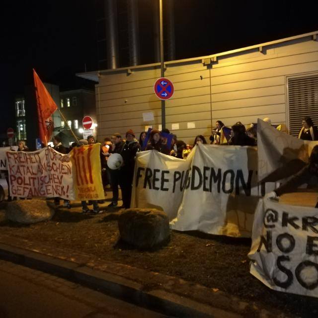 Eine Unterstützergruppe vor dem Gefängnis, in dem Puigdemont sitzt
