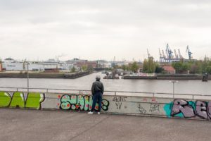 Call to Listen: Wie klingt Hamburg? Jemand hört in Hamburg dem Hafen zu
