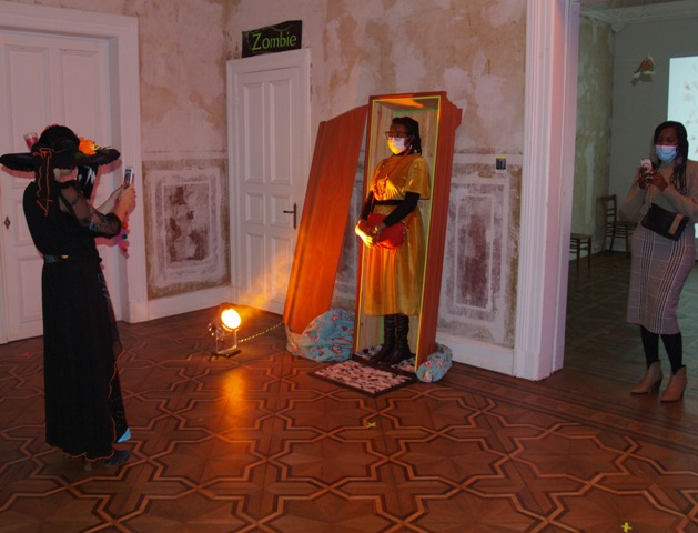 Una visitante entra al ataud para ser fotografiada Eine Besucherin legt sich in den Sarg, um fotografiert zu werden
