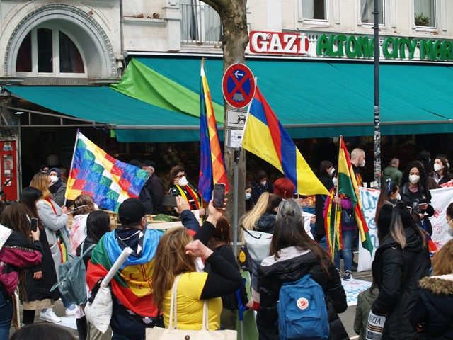 manifestación de gente colombiana en Hamburgo 