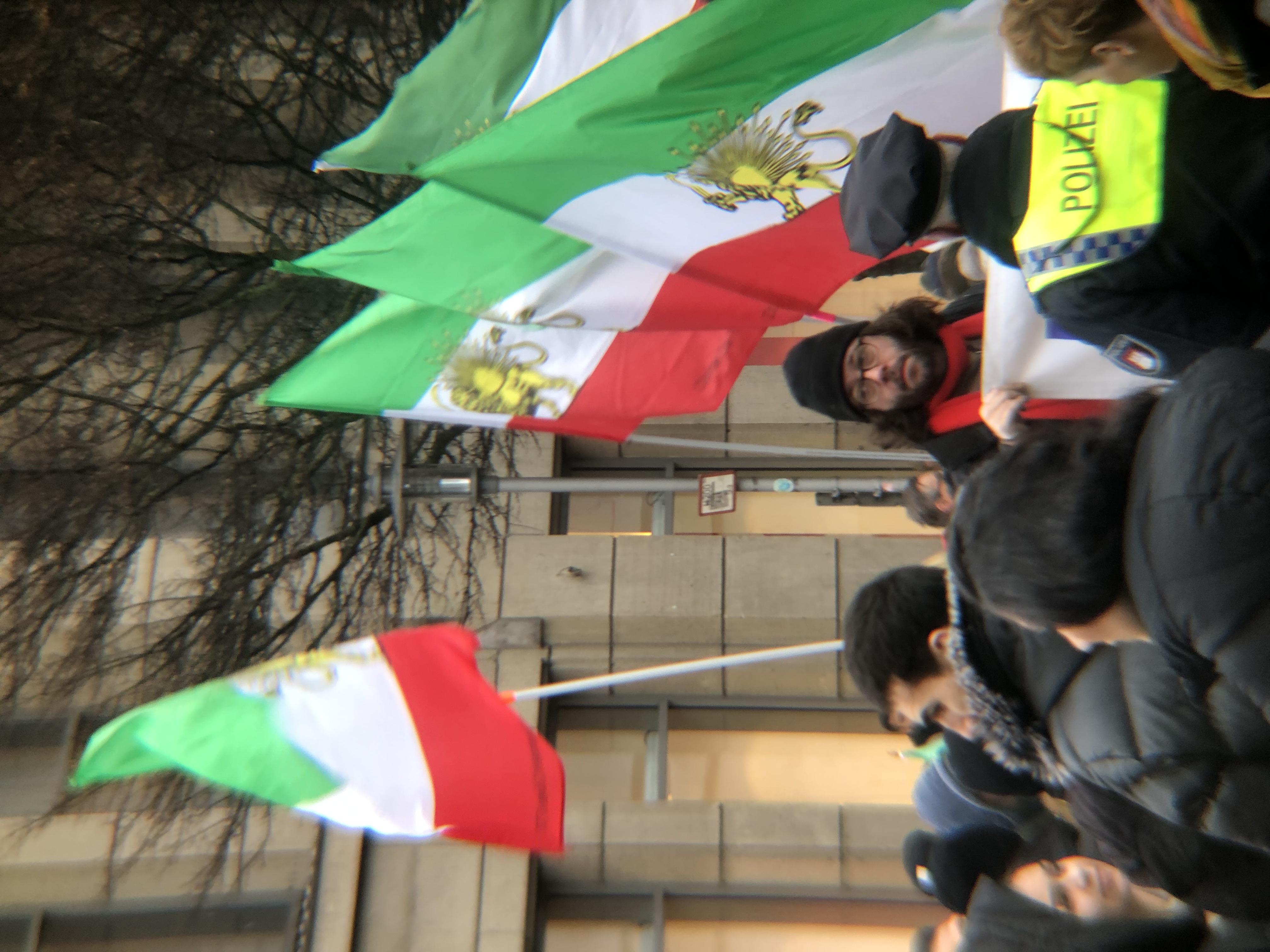 GEnte iraní protesta en Hamburgo contra la represión de la protesta social en su país. Menschen aus dem Iran proterstieren in Hamburg gegen die Unterdrückung der sozialen Proteste in ihrem Land. r 