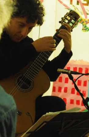 Jorge Paz en el tapping (en el mástil de la guitarra). Jorge Paz beim tapping