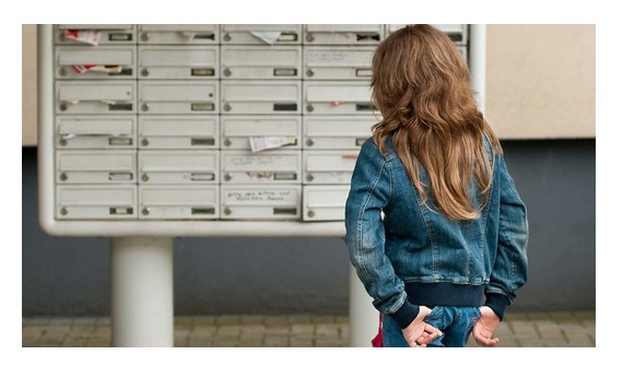 Ist ein Brief vom Jobcenter im Briefkasten? Hay en el buzón una carta de la oficina de empleo?