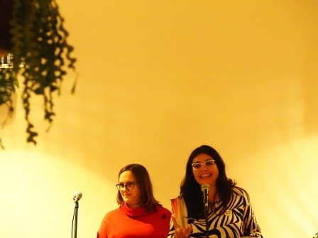 María Angélica Muñoz Jiménez führt den Abend ein / hace la presentación del encuentro