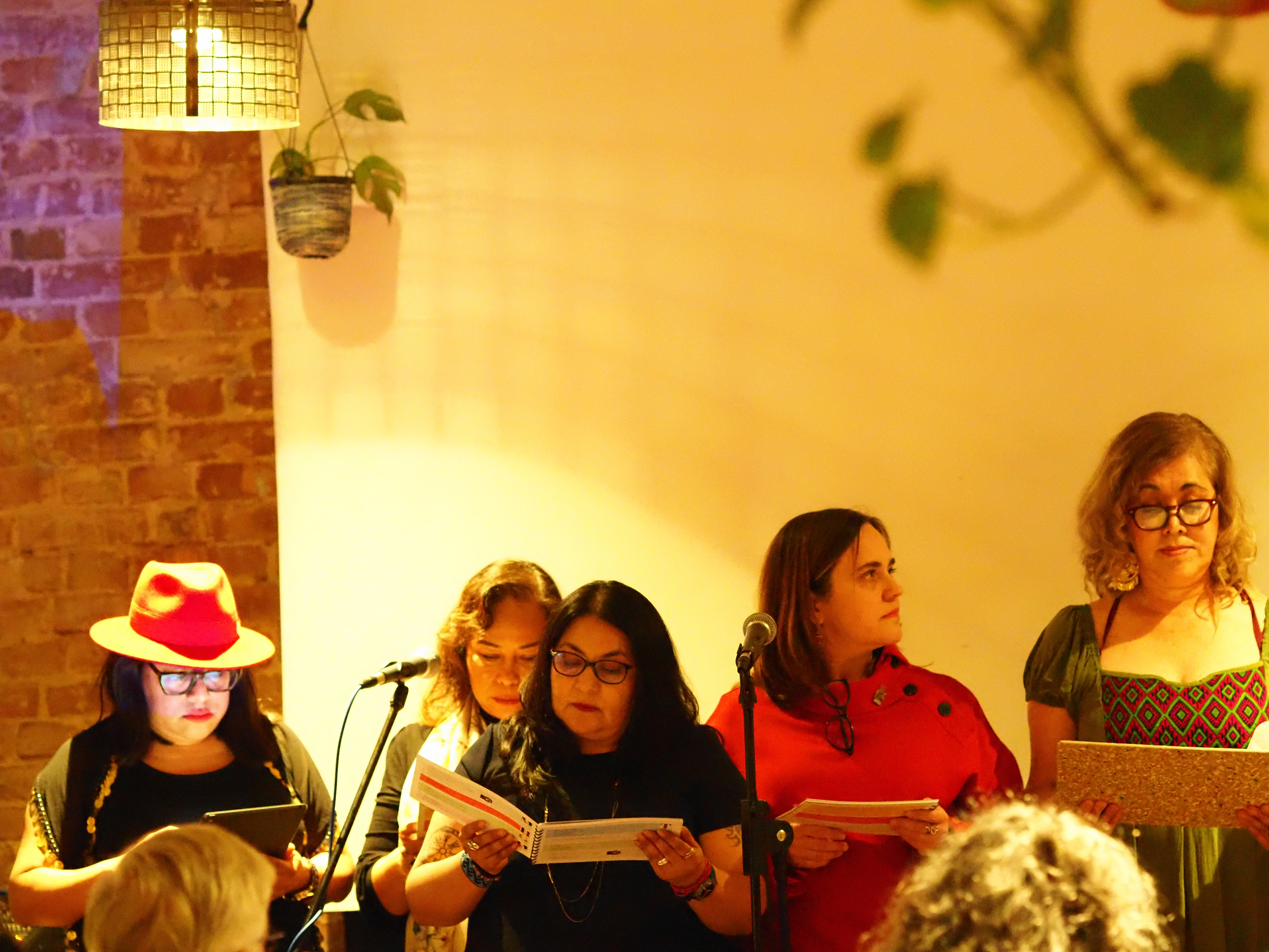 Las Mariposas Migratorias presentan la antología | die wandelnden Schmetterlinge stellen die Anthologie vor.