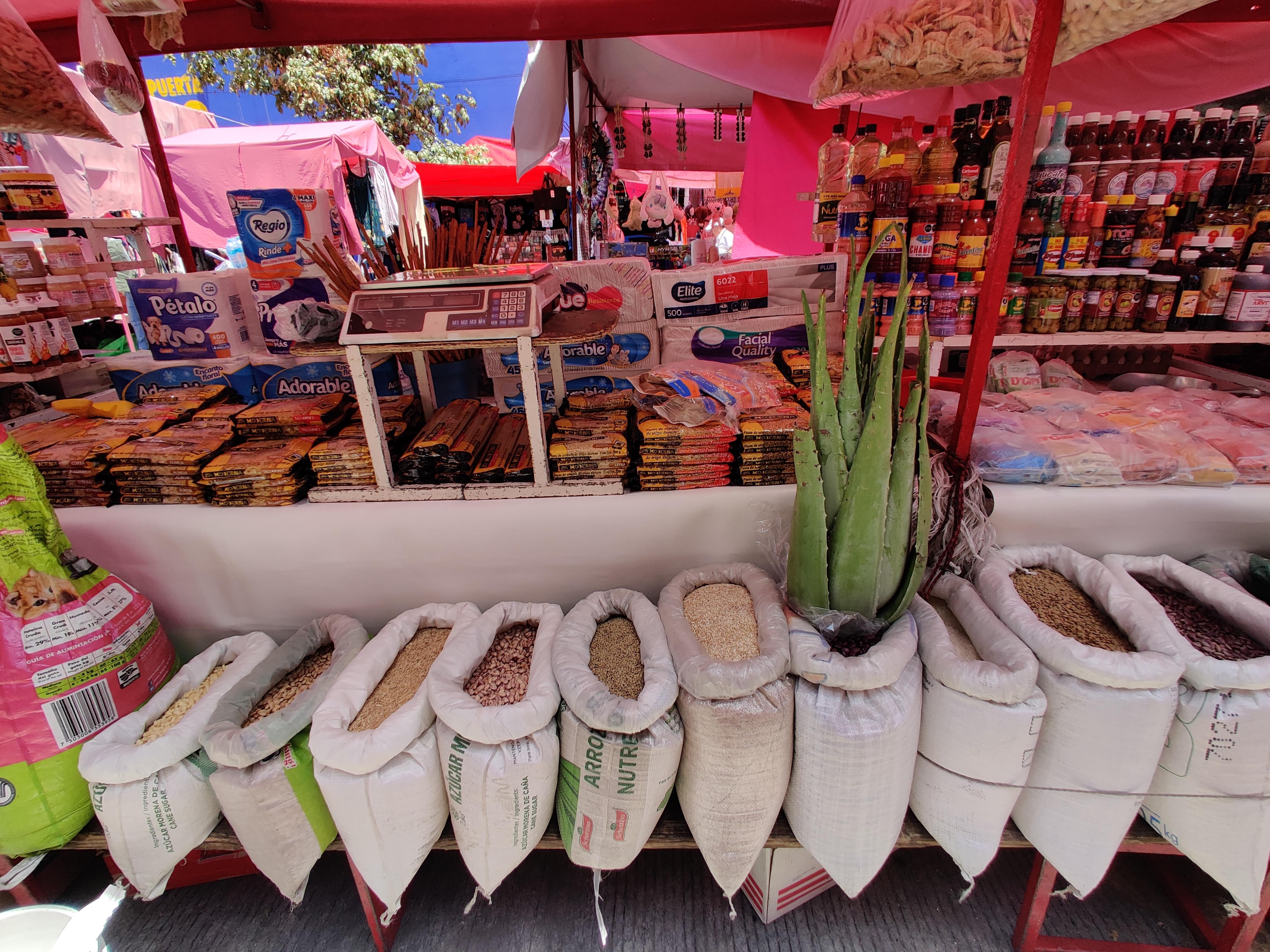 Tianguis de productos frescos en Ciudad de México. Wochenmarkt für Lebensmittel in Mexiko-Stadt.